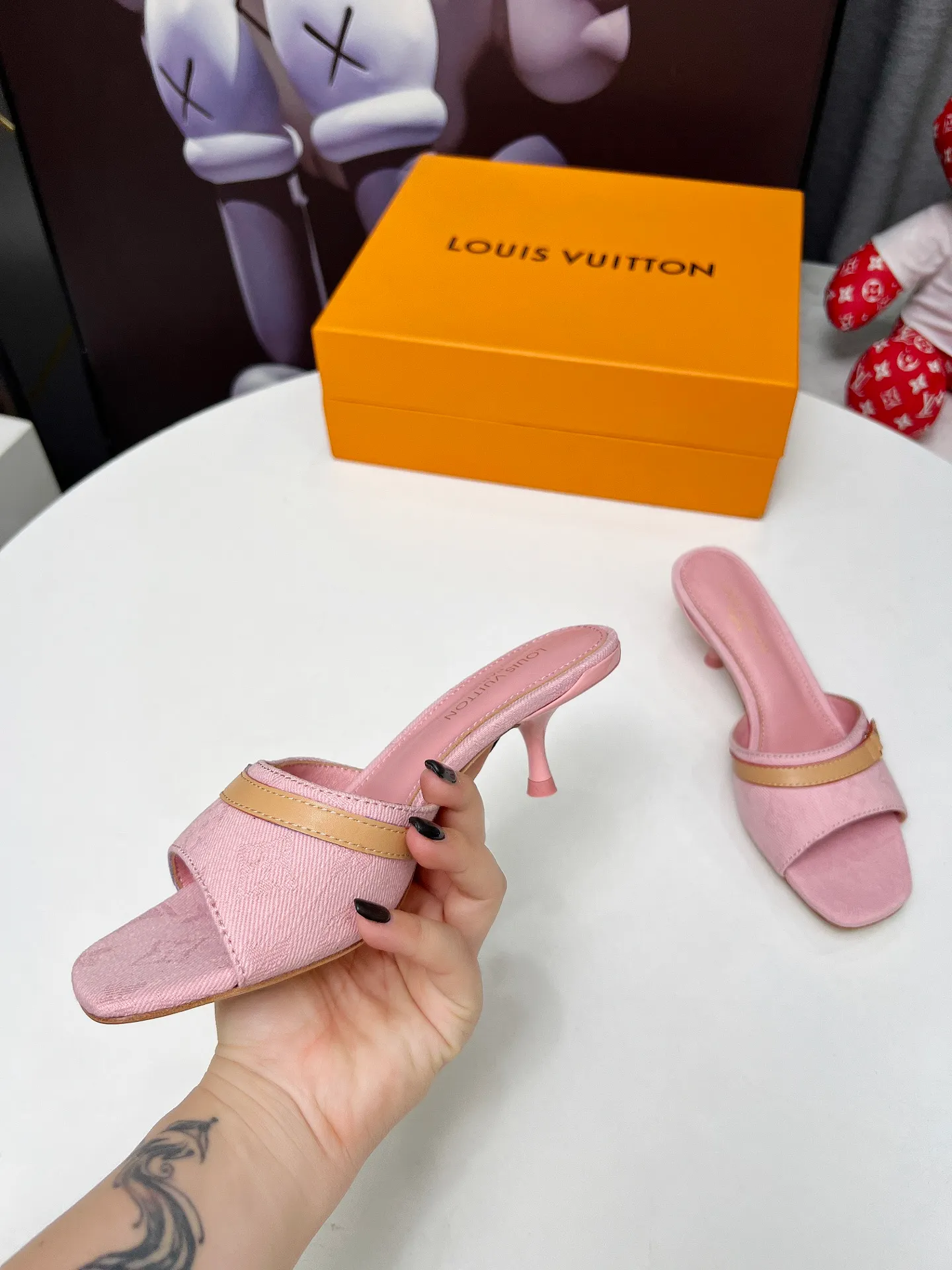 👟👟Ex-factory price 440👟👟 LV new denim kitten heel slippers 2025 summer must-have for goddesses, original replica, super comfortable on the feet. Show off the queen's temperament, the heel height is 5.5CM, which shows your temperament without being tiring. Standard code: 35-42 (41 and 42 codes are customized, non-returnable and non-exchangeable)